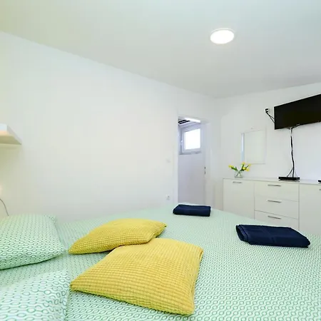 Apartamento With Private Pool Sukošan